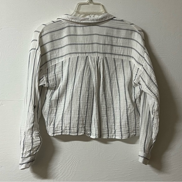 Love Notes Cropped Long Sleeve Blous Medium White Blue Striped Button Up Cotton - Picture 4 of 7